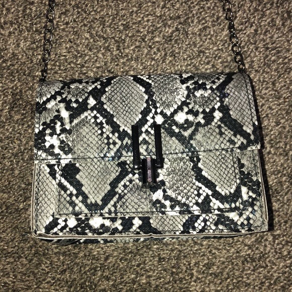SHEIN Gray Snake skin chain crossbody bag - Picture 2 of 6